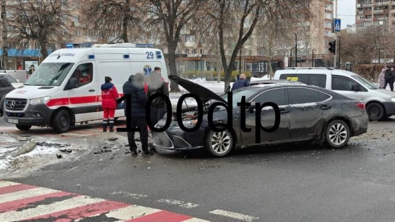 У Черкасах зіткнулися два автомобілі, постраждала 18-річна пасажирка