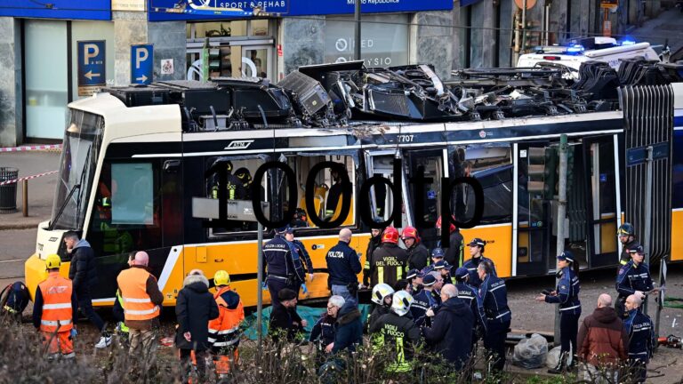 У Мілані трамвай зійшов з рейок, врізався в будівлю