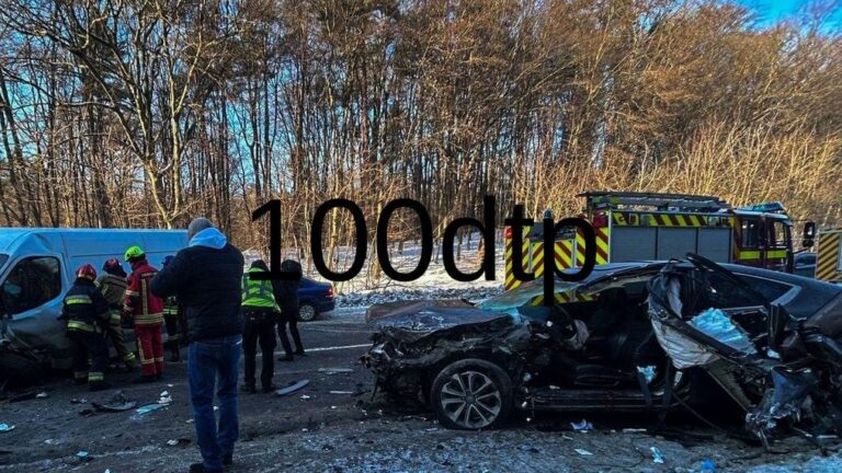 У Львові зіткнулися мікроавтобус та легковик: постраждали водії