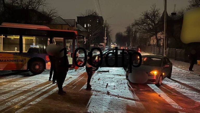 На Чернівцях зіткнулися чотири автомобілі – травмованих немає