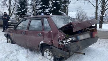 У селі Іванівці на Франківщині зіткнулися Dacia Duster та ВАЗ — є травмовані