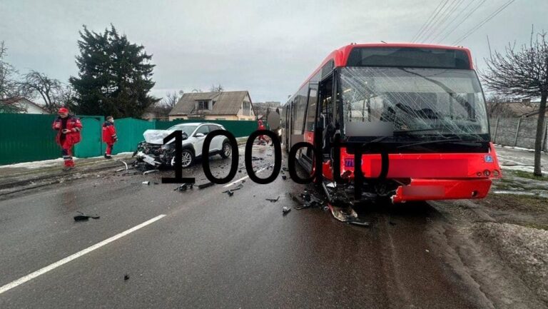 ДТП у Черкасах: на зустрічній смузі зіштовхнулися автомобіль та маршрутка