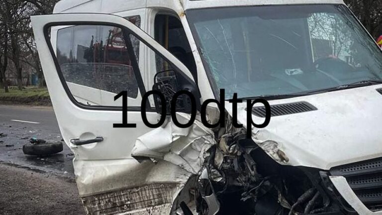 Семеро людей опинилися заблокованими після ДТП мікроавтобуса та трактора