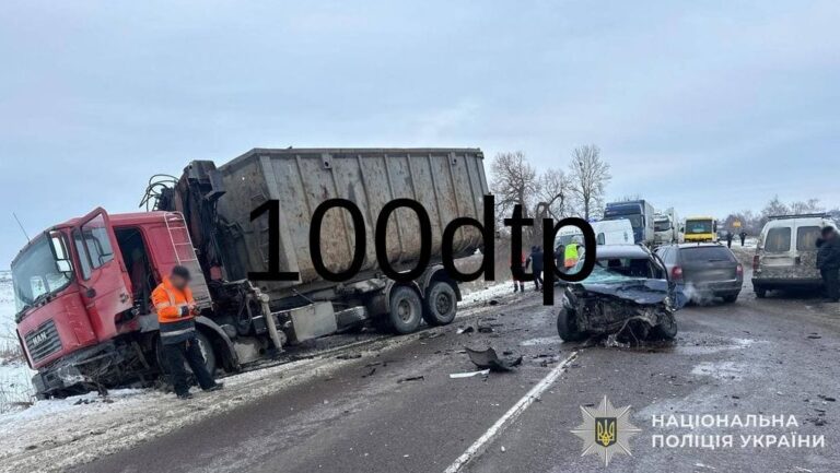 У Львівському районі сталася потрійна аварія: двоє людей отримали травми