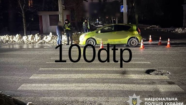 В Кременчуці автомобіль збив школярку на пішоході