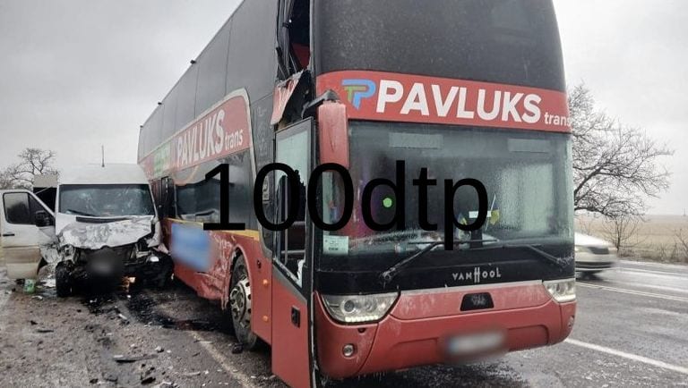 На Миколаївщині зіткнулися автобус і мікроавтобус: травмувалися семеро людей