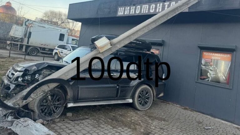 Нетверезий водій в’їхав в електроопору у Львові