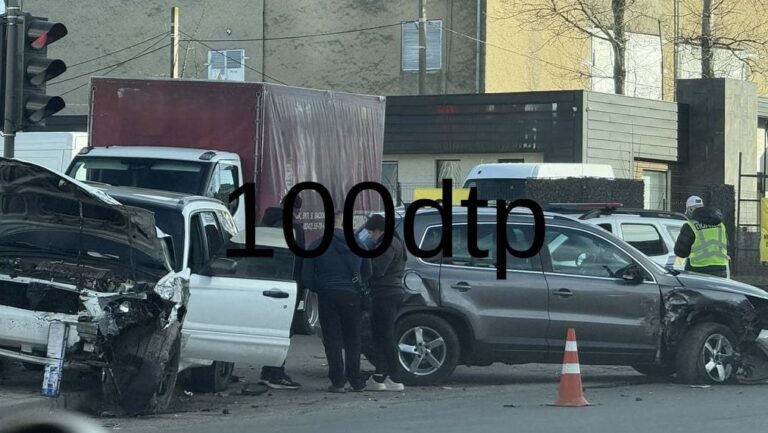 В Івано-Франківську сталася потрійна ДТП