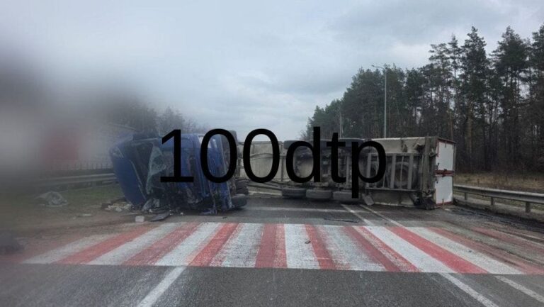 На Житомирщині перекинулася вантажівка, рух перекрито