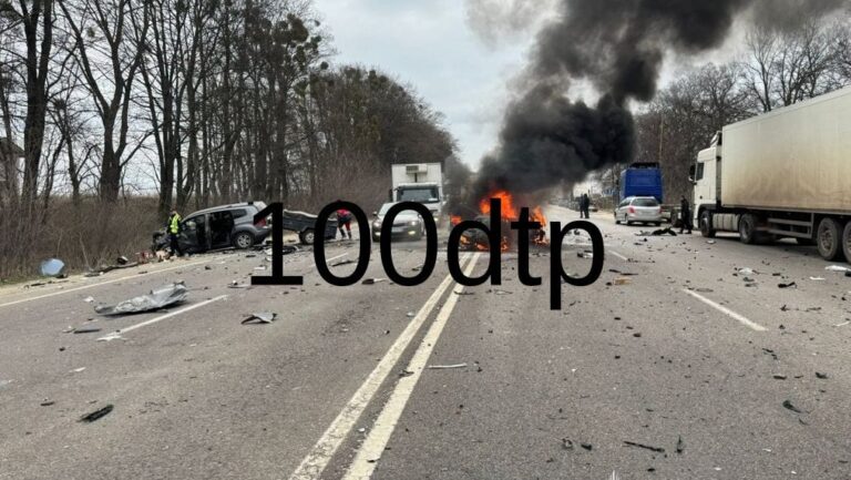 В Дублянах на Львівщині сталася ДТП: Peugeot зіткнувся з Mazda