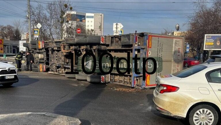 У Харкові перекинулася фура з деревиною