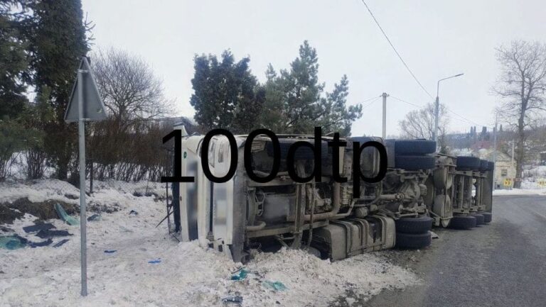 Вантажівка перекинулася на Тернопільщині