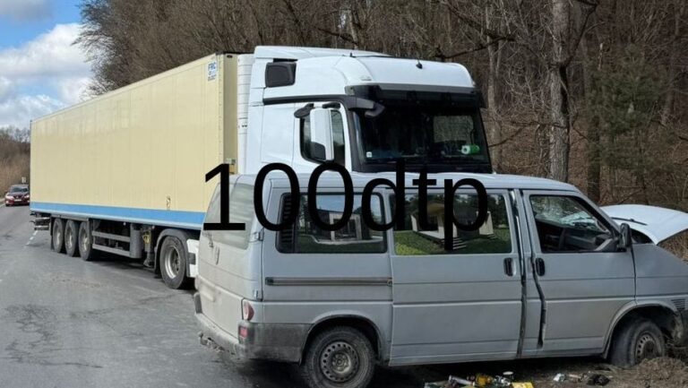 На трасі ‘Львів-Краковець’ зіткнулися мікроавтобус та вантажівка