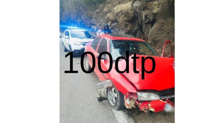 У Микуличині на Франківщині водій врізався у скелю, авто перекинулося