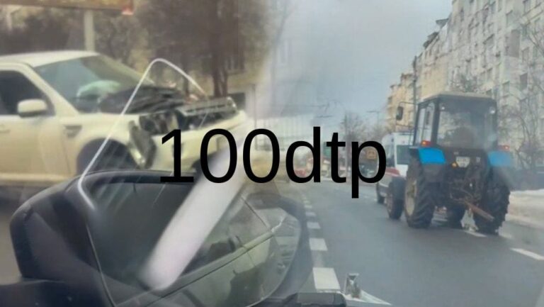 В Чернігові зіткнулися Land Rover та трактор, двоє травмованих