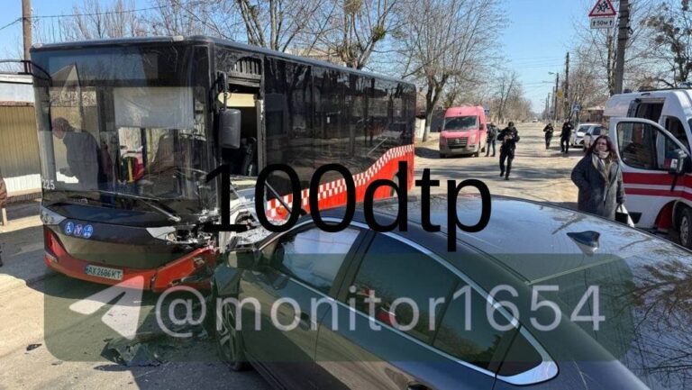 У Харкові Subaru влетів в автобус з пасажирами