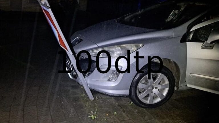 В Івано-Франківську водій Peugeot в’їхав у дорожній знак