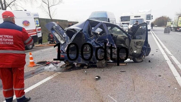 Аварія на трасі М-21: Renault зіткнувся з ВАЗ, троє постраждалих