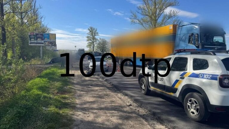 На Калуському шосе зіткнулися вантажівка, Renault та BMW