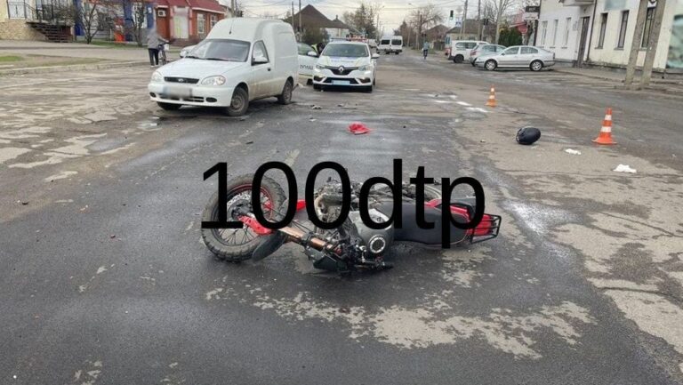 На Черкащині зіткнулися автомобіль та мотоцикл: один водій у лікарні