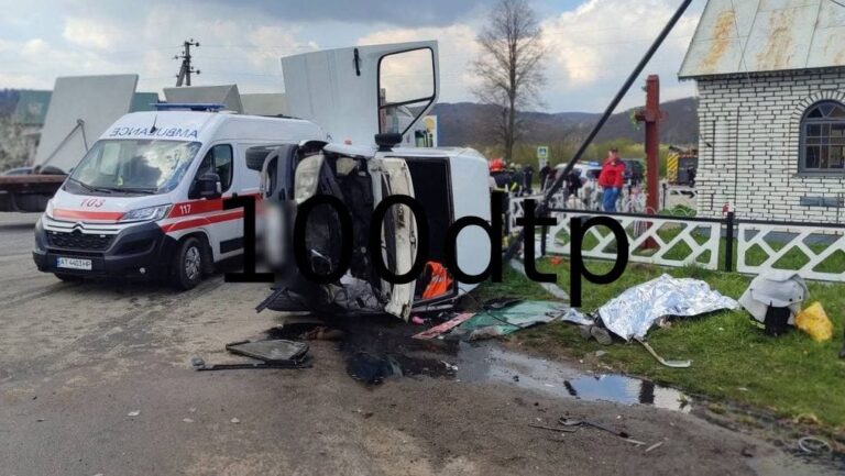 У Тяпче на Франківщині зіткнулися легковик і мікроавтобус