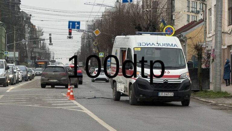 На Героїв Майдану у Чернівцях сталося ДТП за участю швидкої