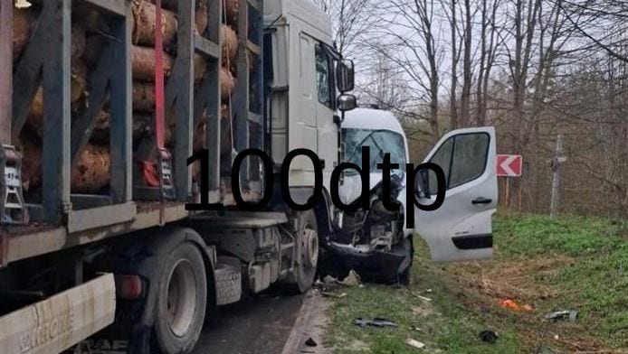 На Львівщині мікроавтобус зіткнувся з вантажівкою: троє постраждалих