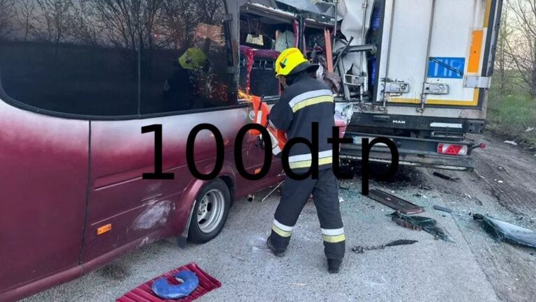 На Дніпровщині маршрутка врізалася у припарковану вантажівку