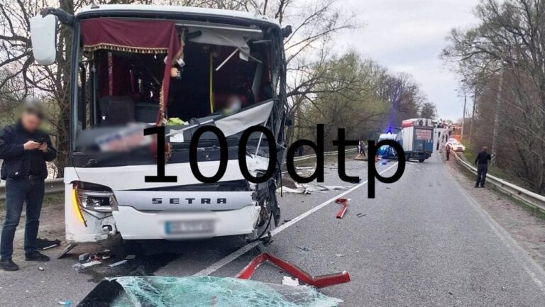 На Вінниччині сталося ДТП за участю автобуса та вантажівки