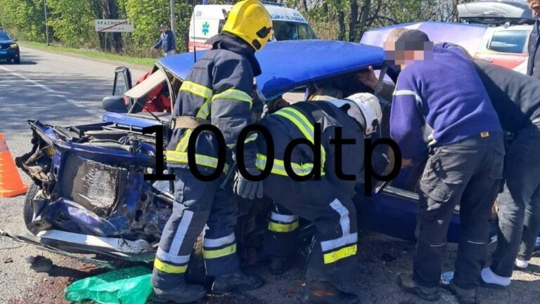 На Вінниччині рятувальники деблокували двох людей із автівки