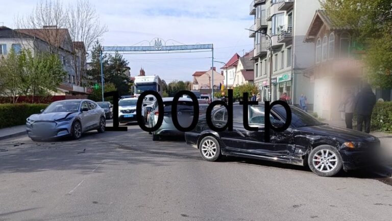 У Богородчанах зіткнулися BMW, Ford Mustang та Nissan Leaf