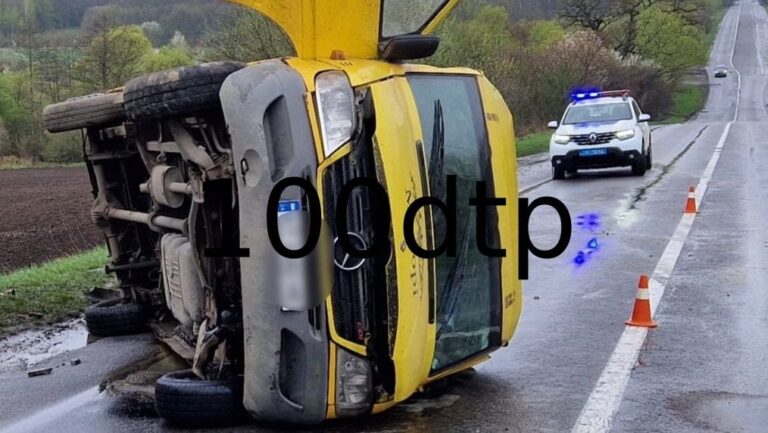 На Франківщині перекинувся мікроавтобус — травмувалися двоє людей