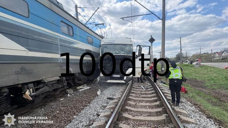 На Львівщині вантажівка зіткнулася з електропотягом