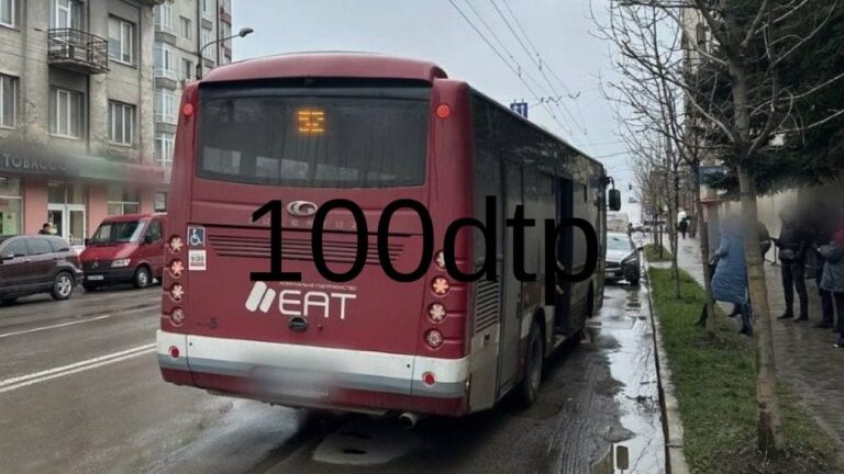 У Франківську водій Mercedes втік після зіткнення з автобусом