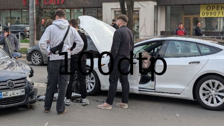 У Франківську водій Tesla спричинив ДТП з Volkswagen та BMW